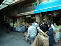 イスタンブルの商店街でコメディアンがコマーシャルの撮影をしていました。